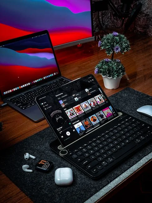 Une tablette affichant un site web financier, accompagnée d’un clavier et d’une souris blancs. Idéal pour des visuels de stock sur le thème de la technologie.