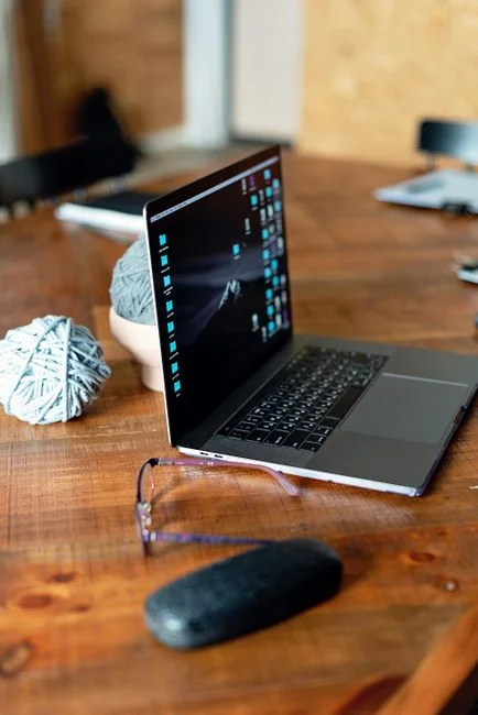 Un espace de travail élégant avec un ordinateur portable et des écrans affichant un logiciel de conception.